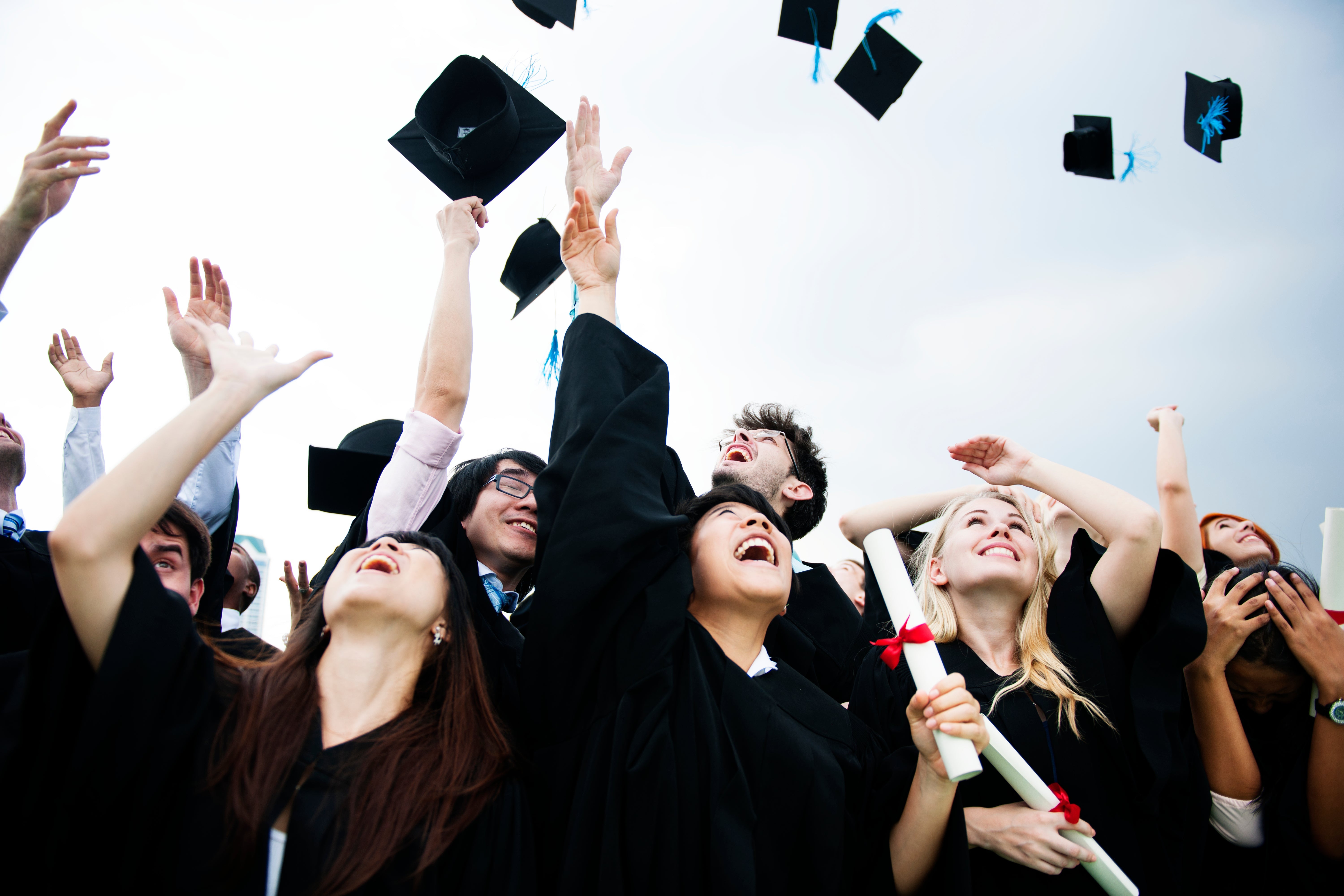 Graduation Ceremonies in Singapore 2025 – Full Schedule & Flower Gift Guide