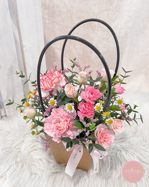 Annalee FBS:  Rose, Spray Roses, Carnations Flower Bag