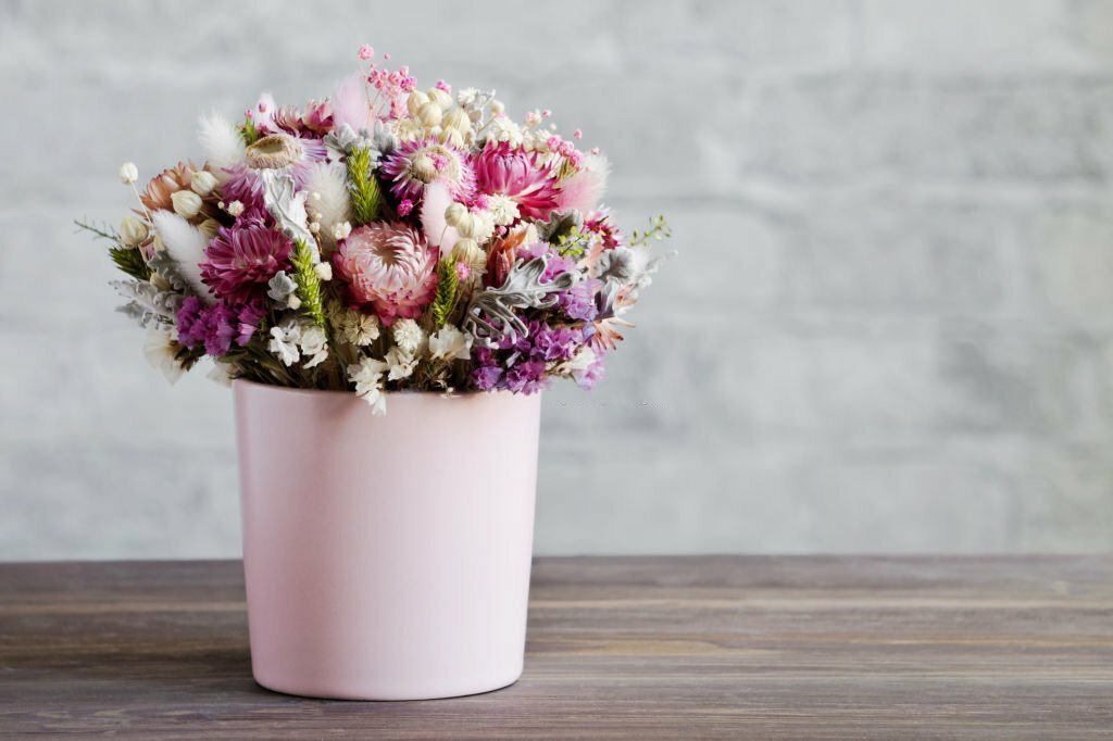 Fresh vs. Forever: Choosing Between Preserved and Fresh Holiday Blooms